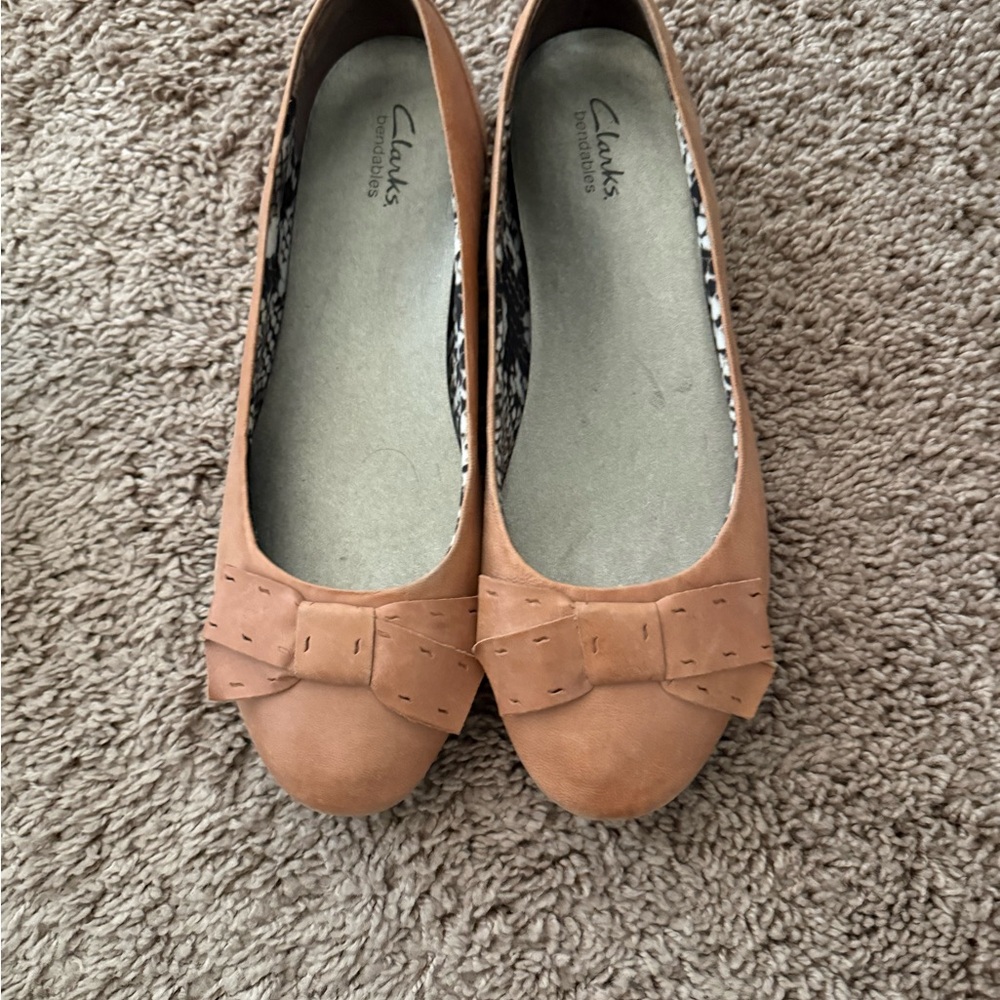 Clarks Women's Brown Flats with Bow Accent - Sz 10
